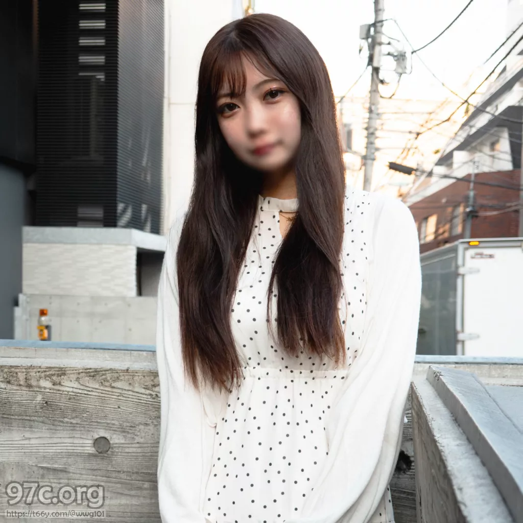 18岁少女都市诱惑：纯洁与放荡的边缘试探