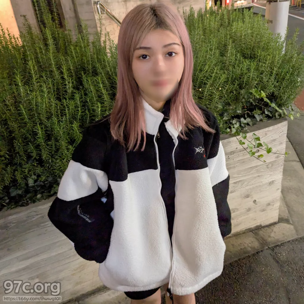 东京夜色下的粉发女孩：暧昧邂逅，羊羔绒外套下的秘密