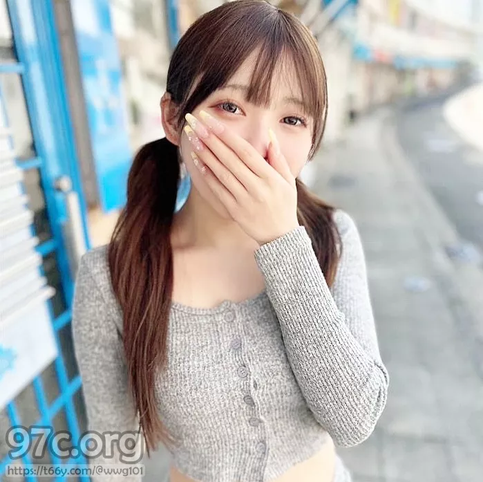 东京街头偶遇：双马尾女孩的秘密诱惑